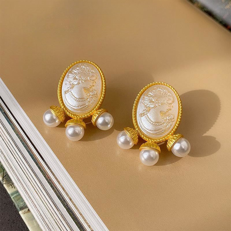 Silver needle irregular pearl retro earrings with a niche design sense