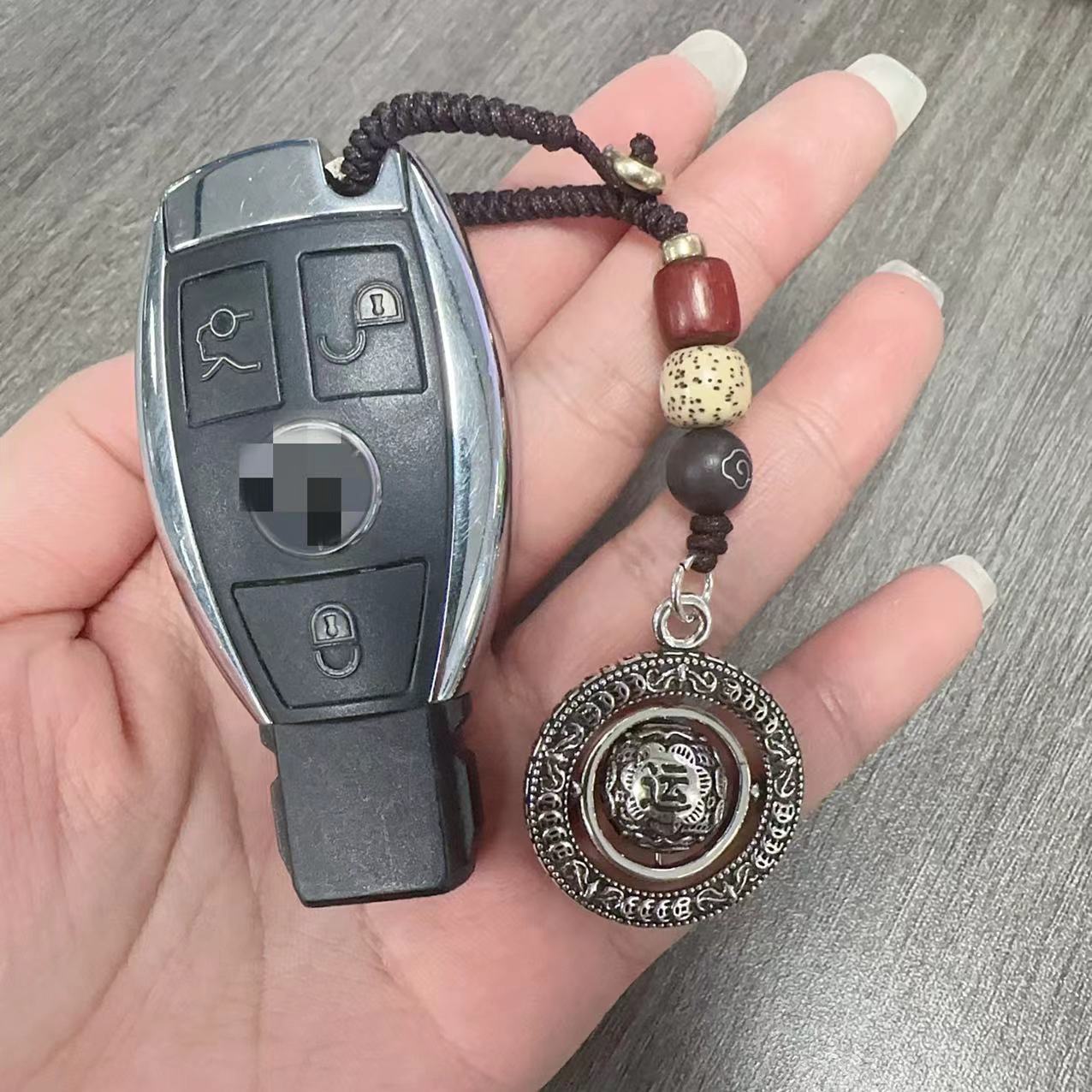 1 piece of brass comes and goes to attract wealth and treasure. Keychain hanging decoration for safe entry and exit, car keychain pendant